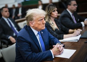 El expresidente estadounidense Donald J. Trump en la sala del tribunal antes de testificar en Nueva York el 6 de noviembre de 2023. Foto: EFE.