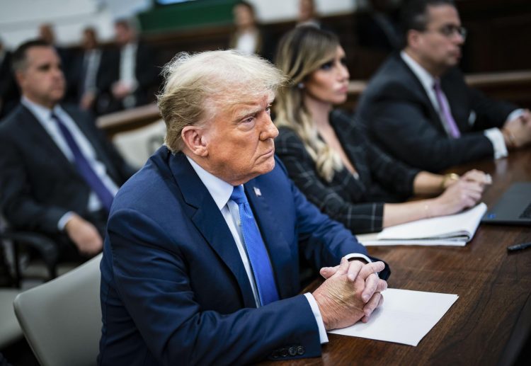 El expresidente estadounidense Donald J. Trump en la sala del tribunal antes de testificar en Nueva York el 6 de noviembre de 2023. Foto: EFE.