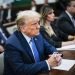 El expresidente estadounidense Donald J. Trump en la sala del tribunal antes de testificar en Nueva York el 6 de noviembre de 2023. Foto: EFE.