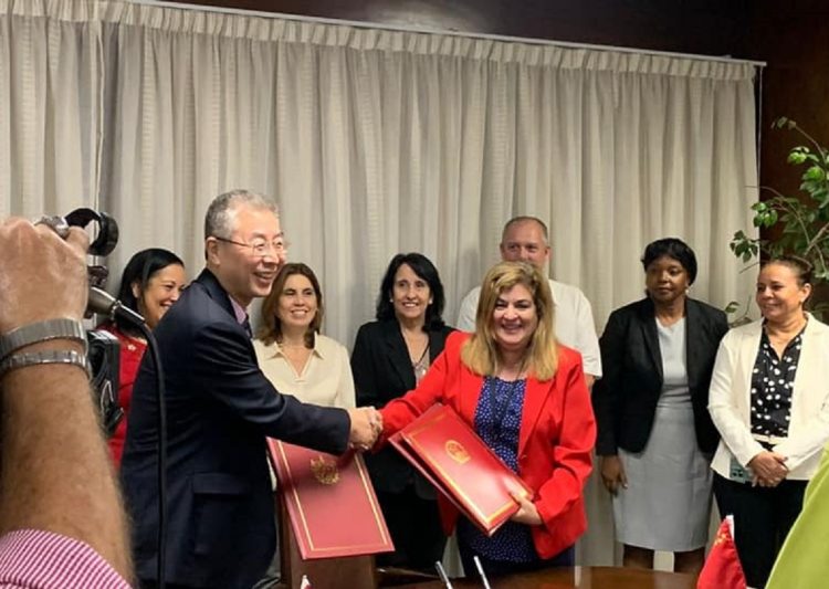 Representantes de Cuba y China durante entrega de donativos que permitirán mejorar la carpintería para programas de alto impacto social. Foto: Mincex / Facebook.