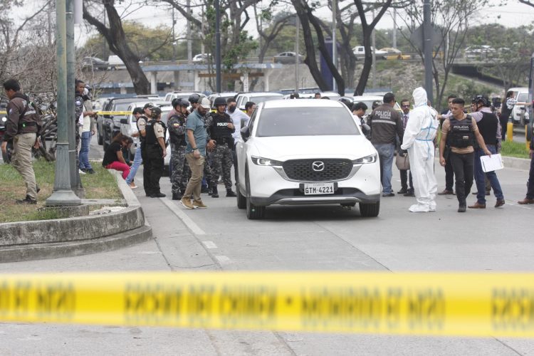 Policías investigan el vehículo con impactos de bala en el que se encontraba el fiscal César Suárez al ser asesinado. Foto: Jonathan Miranda/EFE.