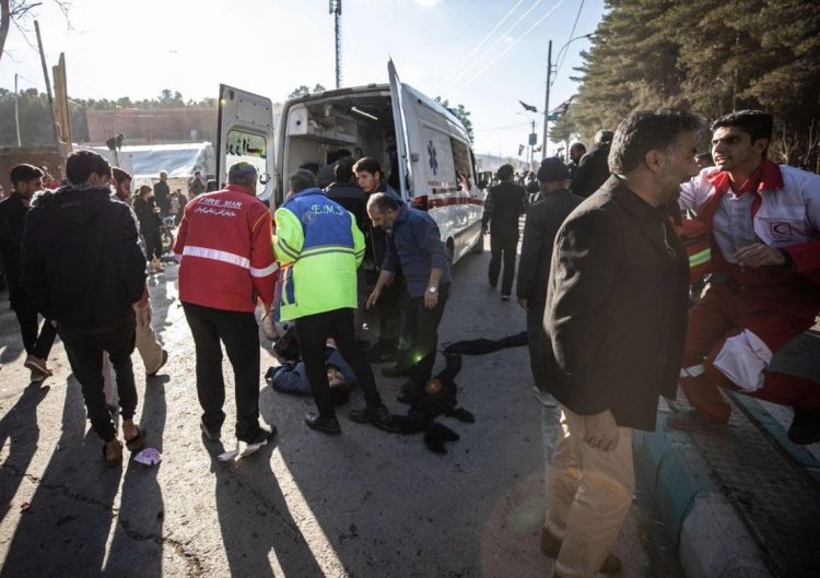 Personas intentan ayudar a víctimas de las explosiones ocurridas en Irán, como resultado de un ataque terrorista, el 3 de enero de 2024. Foto: MEHR NEWS AGENCY / EFE: