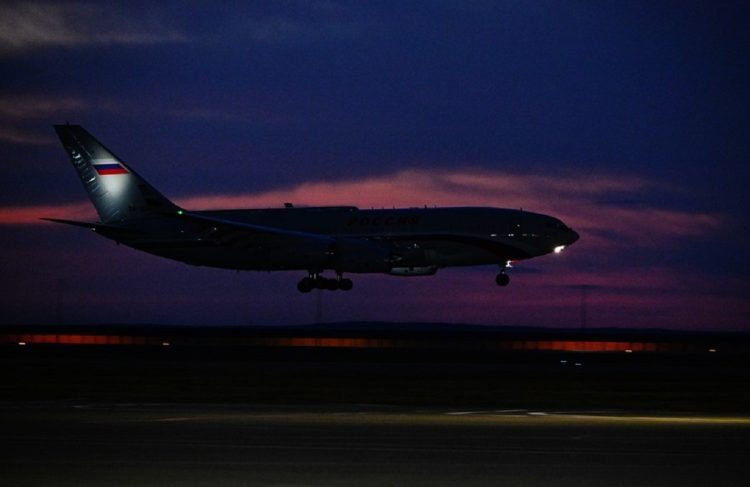 Imagen de archivo de un avión ruso Ilyushin Il-96, similar al que se ha estrellado este miércoles en las región fronteriza de Bélgorod. Foto: Pavel Bednyakov / EFE / Archivo.