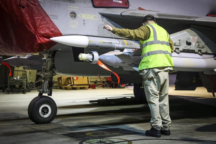 Fotografía proporcionada por la Royal Air Force británica muestra a los armeros (técnicos de armas) de la RAF preparando un avión de combate Typhoon FGR4 en la base aérea militar de la RAF Akrotiri, en Akrotiri, Chipre, el 22 de enero de 2024, para llevar a cabo ataques aéreos contra objetivos militares hutíes en Yemen. Foto: AS1 Leah Jones / EFE.