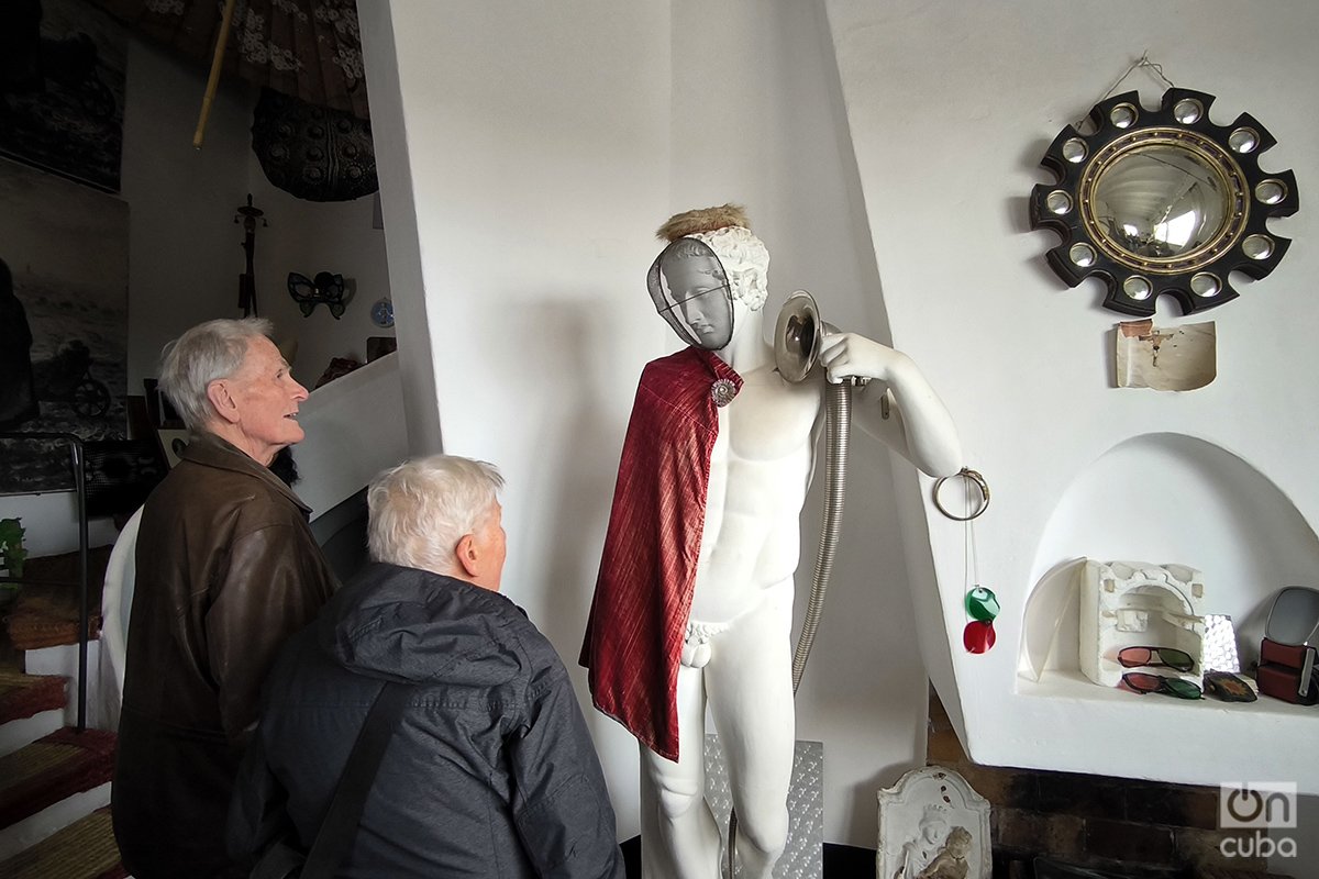 Una pareja observa la decoración del estudio del genio del surrealismo. Foto: Alejandro Ernesto.