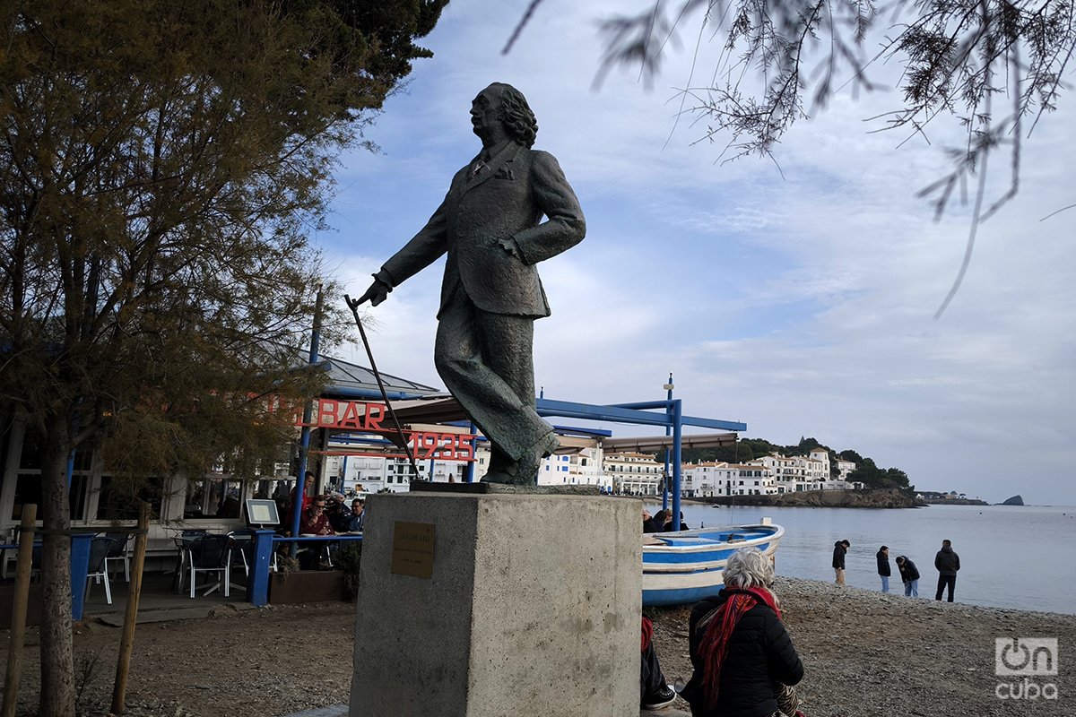 Estatua del artista Salvador Dalí en una de las playas del pueblo de Cadaqués. Foto: Alejandro Ernesto.