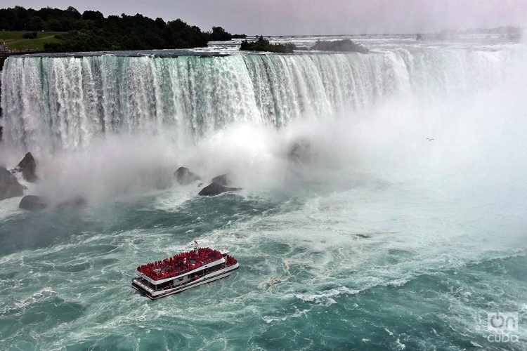 Los barcos abarrotados de turistas suelen acercarse bastante a las cataratas, dejando ensopados a los viajeros. Foto: Alejandro Ernesto.