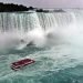 Los barcos abarrotados de turistas suelen acercarse bastante a las cataratas, dejando ensopados a los viajeros. Foto: Alejandro Ernesto.