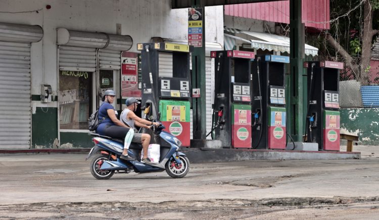 Servicentro en La Habana, junio de 2023. Foto: EFE/ Ernesto Mastrascusa.