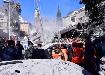 El edificio bombardeado, situado en el barrio de Mazzeh, quedó destruido y fue acordonado. Foto: EFE/EPA/STR