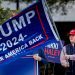 Votantes del expresidente Donald Trump se reúnen en las afueras de un eveneto de campaña de la exgobernadora de Carlolina del Sur Nikki Haley, en North Charleston, Carolina del Sur, el 24 de febrero de 2024. Foto: EFE/EPA/CJ Gunther.