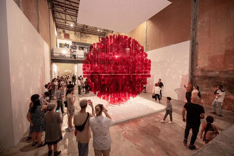 Obra “Esfera roja”, del argentino Julio Le Parc, que forma parte de la exposición “Regreso”. La muestra estará abierta en la galería Arte Continua hasta el próximo 3 de febrero. Foto: Arte Continua La Habana / Facebook.