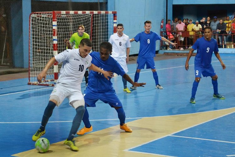 Partido internacional de la selección cubana de futsal (de blanco). Foto: Eddy Martin / Trabajadores / Archivo.