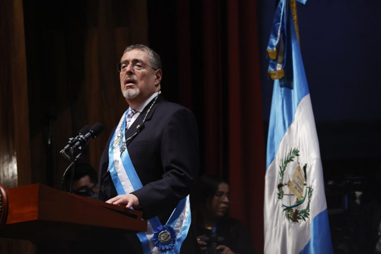 Arévalo de León habla durante la ceremonia de investidura. Foto: David Toro/EFE.