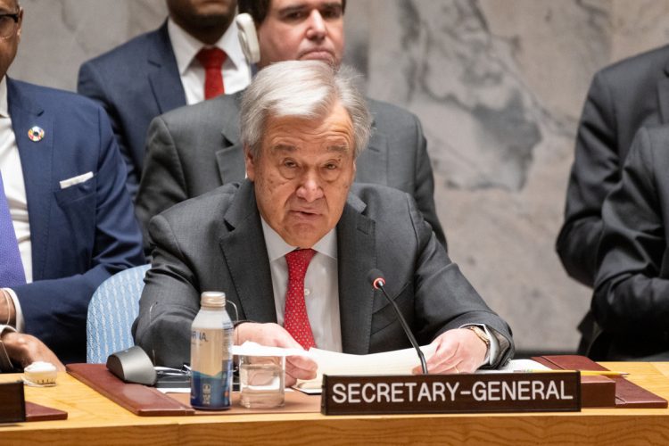 Fotografía cedida por las Naciones Unidas (ONU) que muestra a su secretario general, António Guterres, durante una reunión del Consejo de Seguridad sobre la situación en Oriente Medio, en la sede del organismo en Nueva York, el 23 de enero de 2024. Foto: Eskinder Debebe / ONU vía EFE.