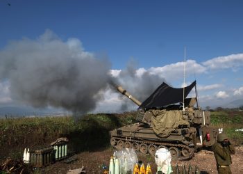 Una unidad de artillería israelí dispara hacia un objetivo en el Líbano desde un lugar no revelado en la frontera entre ambos países. Foto: Atef Safadi / EFE.