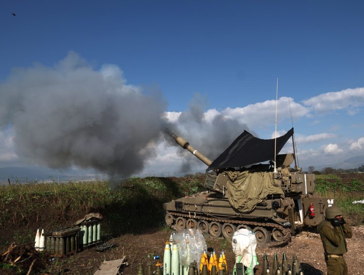 Una unidad de artillería israelí dispara hacia un objetivo en el Líbano desde un lugar no revelado en la frontera entre ambos países. Foto: Atef Safadi / EFE.