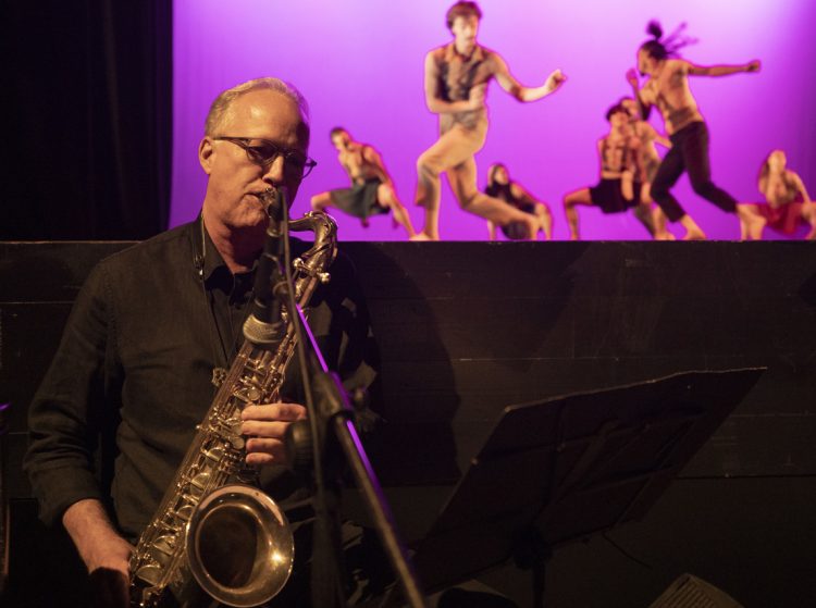 El saxofonista estadounidense Ted Nash durante un concierto en el Festival Internacional Jazz Plaza 2024, junto a la compañía de danza MalPaso, en el Teatro Martí, en La Habana. Foto: Yander Zamora / EFE.