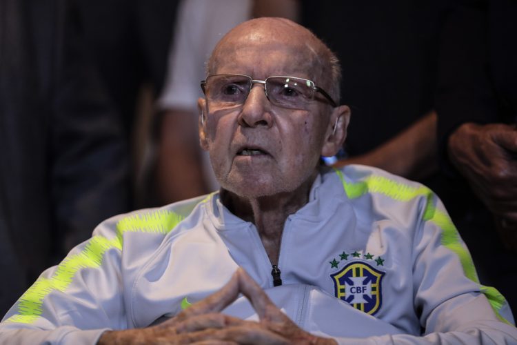 Fotografía de archivo de 2022 del exentrenador y exjugador de la selección brasileña de fútbol Mário Jorge “Lobo” Zagallo, tetracampeón del mundo con la Canarinha fallecido el 5 de enero de 2024 a los 92 años de edad. Foto: Antonio Lacerda / EFE.