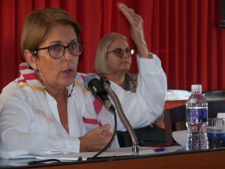 Marta Bonet, nueva presidenta de la Uneac. Detrás, Magda Resik, ahora vicepresidenta primera de la organización. Foto: Uneac / Archivo.