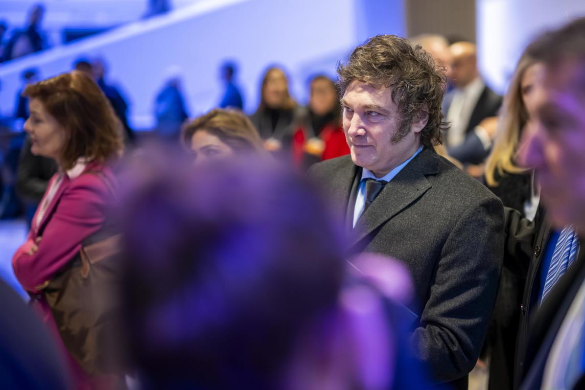 El presidente de Argentina, Javier Milei, llega a la 54ª reunión anual del Foro Económico Mundial (FEM), en Davos, Suiza, el 17 de enero de 2024. Foto: Gian Ehrenzeller / EFE.