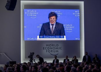 El presidente de Argentina, Javier Milei, habla durante la 54ª reunión anual del Foro Económico Mundial (FEM), en Davos, Suiza, el 17 de enero de 2024. Foto: Gian Ehrenzeller / EFE.