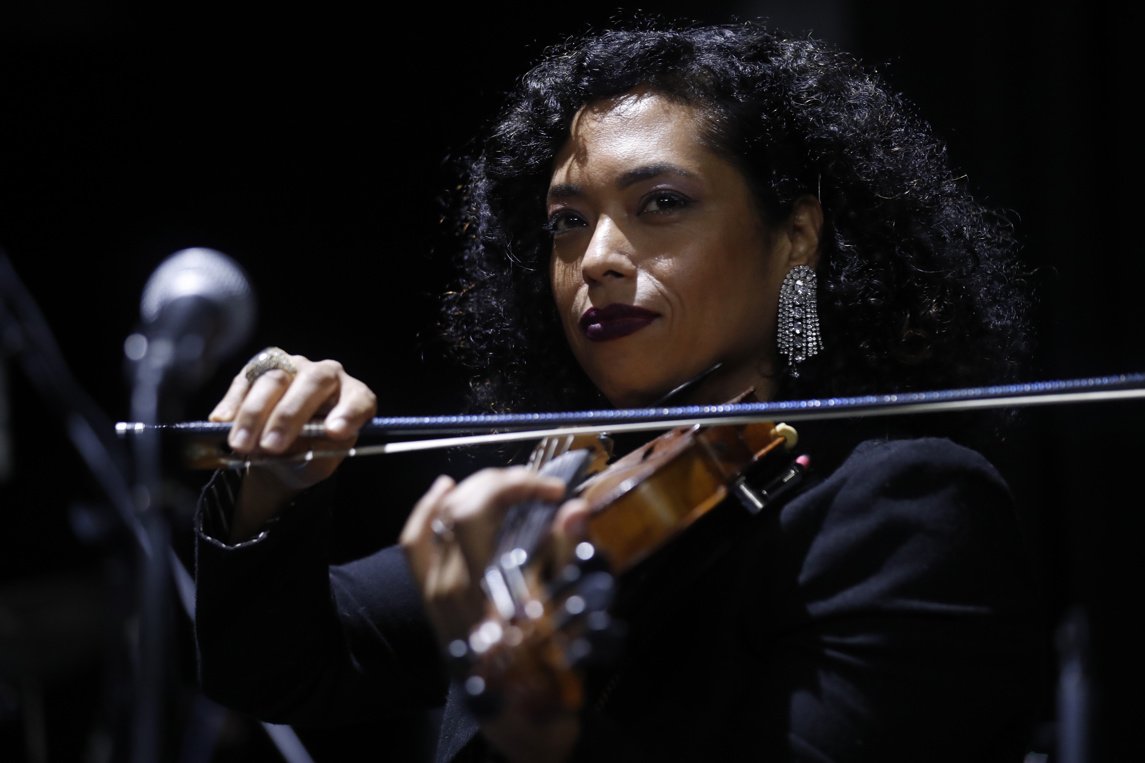 La violinista y cantante mexicana Mireya Ramos, quien participa en el Festival Internacional Jazz Plaza 2024. Foto: Yander Zamora / EFE.