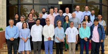 Miembros de los equipos negociadores del Gobierno de Colombia y el grupo guerrillero ELN, en una foto conjunta en La Habana. En el grupo aparece el ministro de Defensa Iván Velásquez (4to de izquierda a derecha). Foto: Delegación de Paz del Gobierno de Colombia / X.