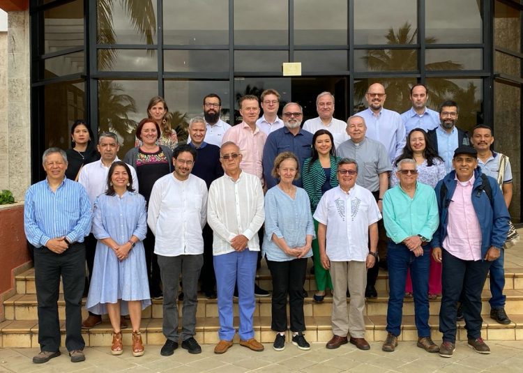 Miembros de los equipos negociadores del Gobierno de Colombia y el grupo guerrillero ELN, en una foto conjunta en La Habana. En el grupo aparece el ministro de Defensa Iván Velásquez (4to de izquierda a derecha). Foto: Delegación de Paz del Gobierno de Colombia / X.