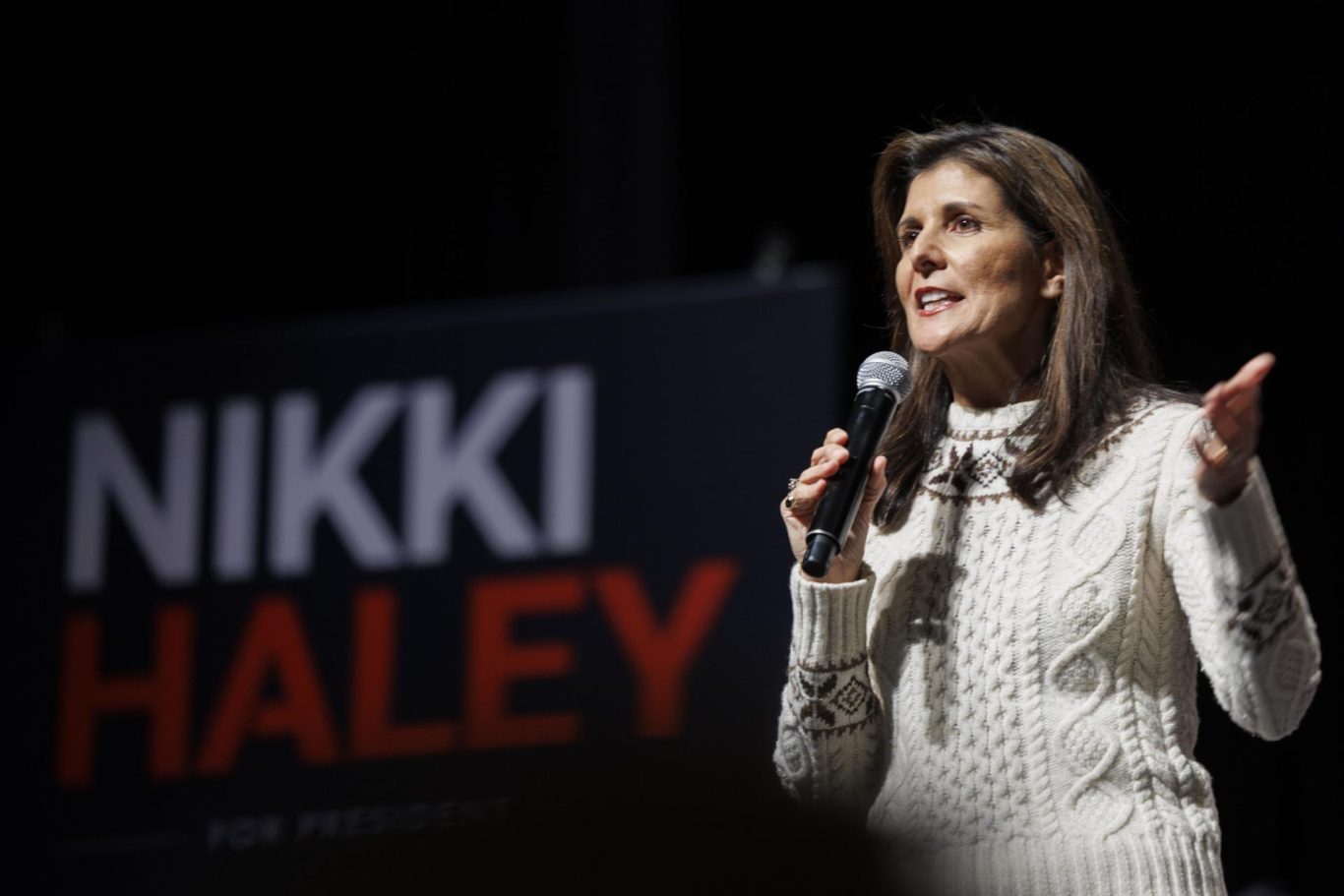 La candidata republicana Nikki Haley se dirige a seguidores durante un rally en Exeter, New Hampshire, el 21 de enero de 2024. Foto: EFE/EPA/CJ Gunther. 