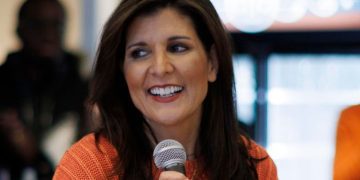 Nikki Haley habla a votantes durante una parada de su campaña en el restaurante TBones, Concord, New Hampshire, el 22 de enero de 2024. Foto: EFE/EPA/CJ Gunther.