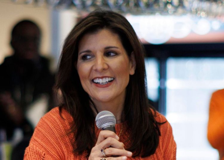 Nikki Haley habla a votantes durante una parada de su campaña en el restaurante TBones, Concord, New Hampshire, el 22 de enero de 2024. Foto: EFE/EPA/CJ Gunther.