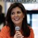 Nikki Haley habla a votantes durante una parada de su campaña en el restaurante TBones, Concord, New Hampshire, el 22 de enero de 2024. Foto: EFE/EPA/CJ Gunther.