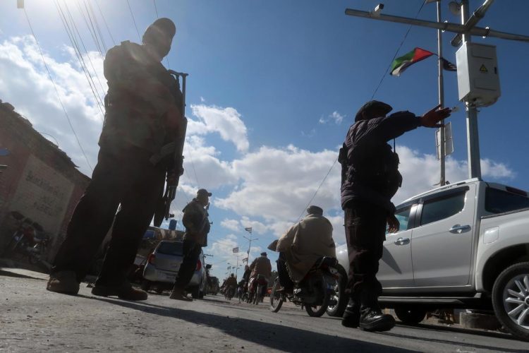 Guardias de seguridad pakistaníes controlan a las personas en un puesto de control en la carretera en Quetta, capital de la provincia de Baluchistán, Pakistán, el 17 de enero de 2024. Foto: Fayyaz Ahmed / EFE.