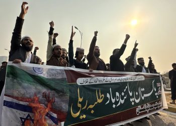 Activistas pakistaníes de la musulmana Talba Mahaz (MTM) durante una la manifestación contra el ataque iraní a territorio de Pakistán. Foto: Sohail Shahzad / EFE.