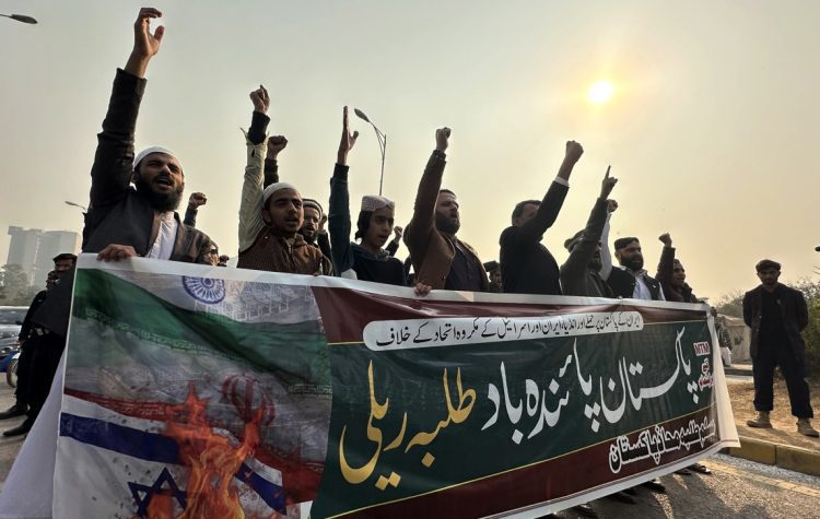 Activistas pakistaníes de la musulmana Talba Mahaz (MTM) durante una la manifestación contra el ataque iraní a territorio de Pakistán. Foto: Sohail Shahzad / EFE.