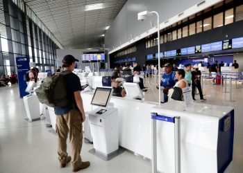 Pasajeros en tránsito por el Aeropuerto de Tocumen. Foto tomada de eldiario.es