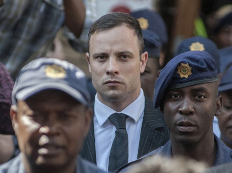 El exparatleta sudafricano Oscar Pistorius abandona el Tribunal Superior durante su juicio por asesinato, en Pretoria, en 2014. Foto: EFE / Archivo.