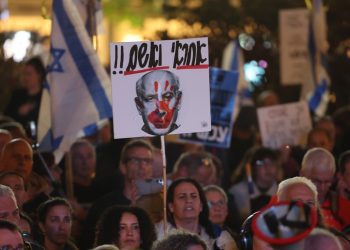 Protesta en Tel Aviv contra el primer ministro de Israel, Benjamín Netanyahu, por su postura sobre la guerra en Gaza. Foto: Abir Sultán / EFE.