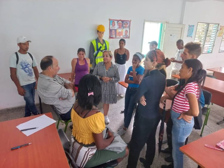 Actividad de capacitación de la mipyme cubana de construcción Pujalte. Al centro, su líder, María Cristina Pujalte. Foto: Grupo Pujalte / Facebook.