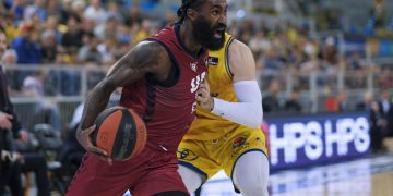 El alero cubano de UCAM Murcia, Howard Sant-Roos (i), lleva el balón en un partido frente a Gran Canaria, en la Liga Endesa, em España. Foto: Ángel Medina G. / EFE.