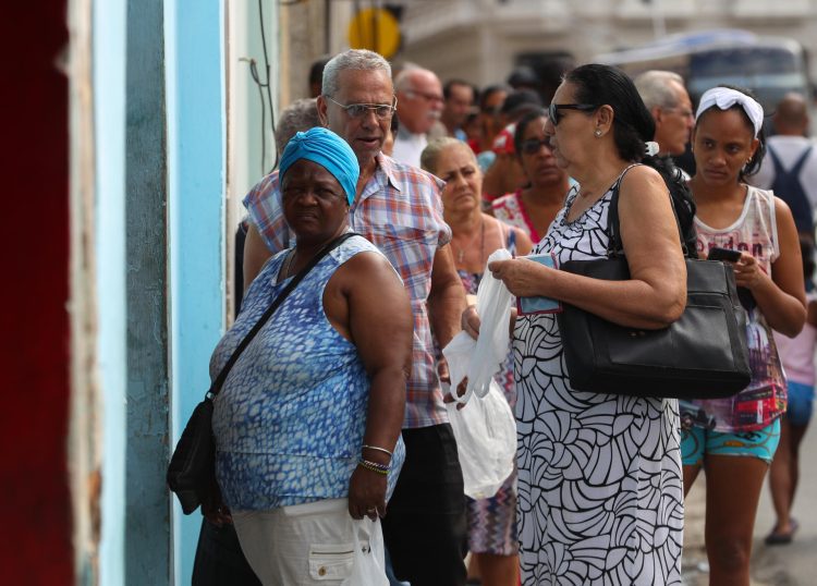 Las largas colas en las panaderías fueron una tónica habitual durante todo 2023. Foto: Yander Zamora/EFE.