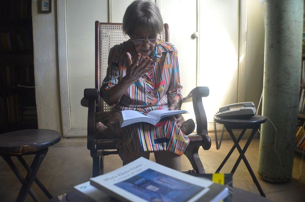 Leyendo un pasaje de uno de los cuentos de Casas del Vedado. Foto: Ángel Marqués Dolz.