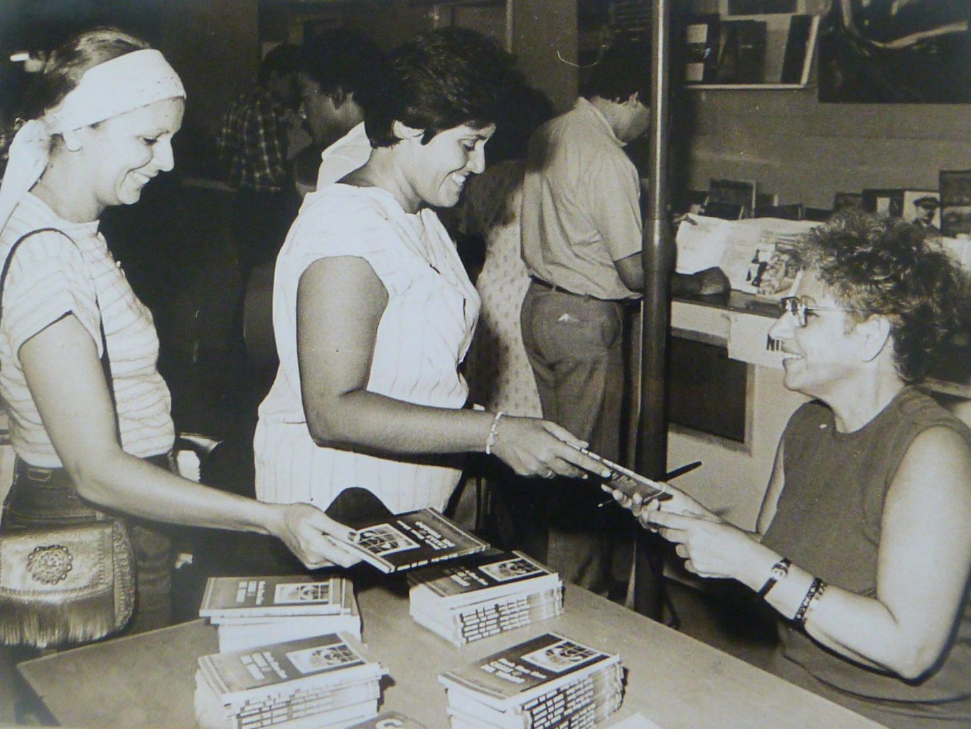 Autografiando Casas del Vedado, 1983. Foto: Cortesía de la entrevistada.