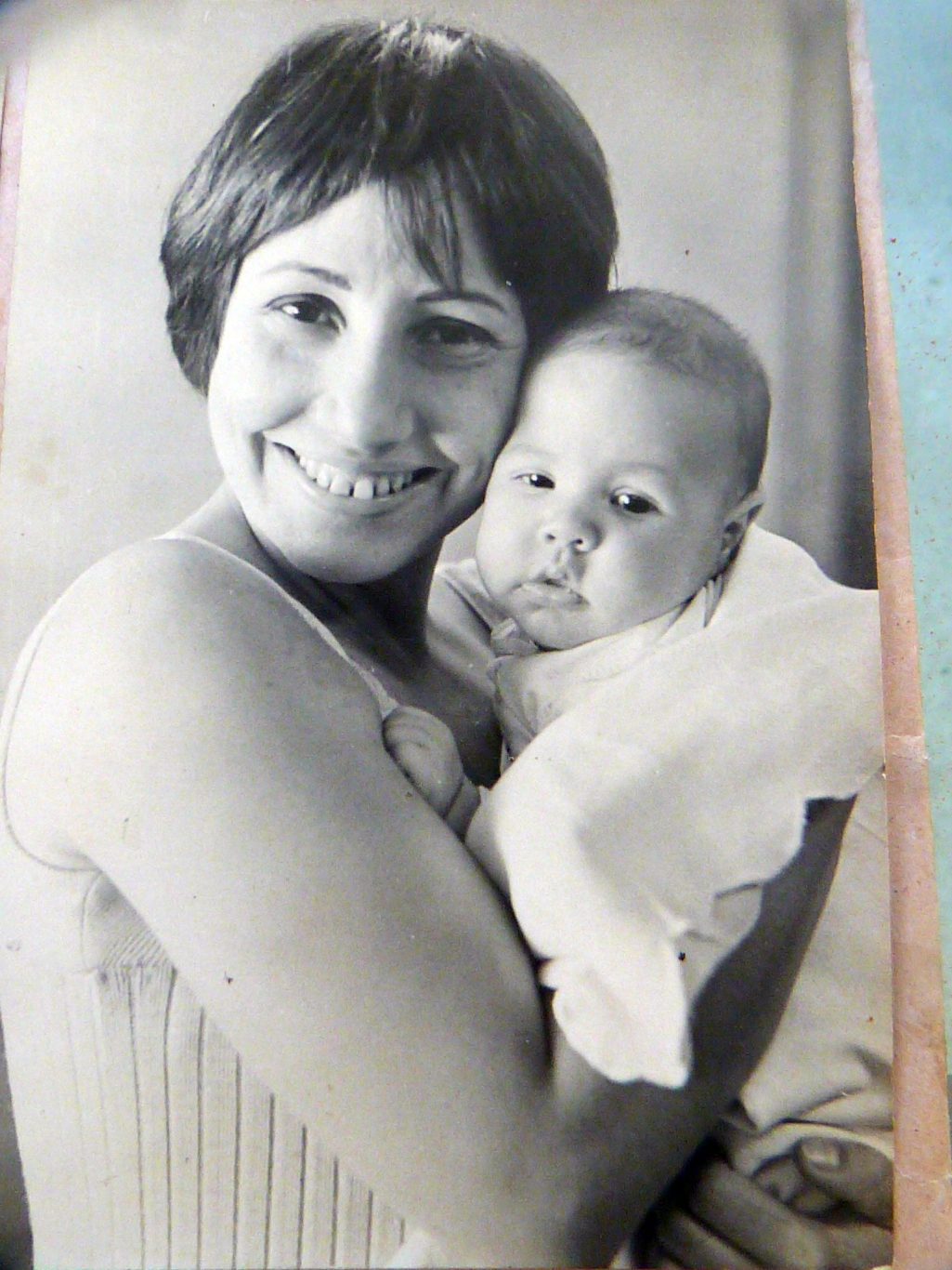 Con su primer hijo. Foto: Cortesía de la entrevistada.