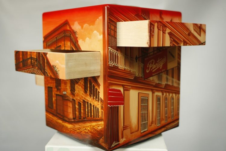 “Old Havana”, 2011. Humidor de cedro con capacidad para 100 tabacos, según vitola. Acrílico y barniz sobre madera, 37 x 30 x 30 cm. Fachada del edificio de la fábrica Partagás e imágenes de La Habana Vieja. Posee cuatro gavetas, una por cara.