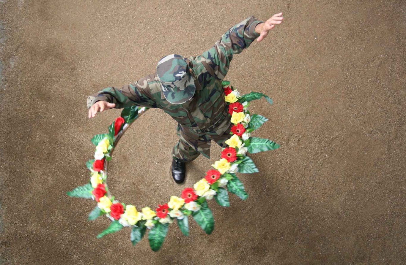 “Honras fúnebres”, de la serie “Camuflajes”, 2007.  Foto digital (52.32 x 80 cm.) y video.
