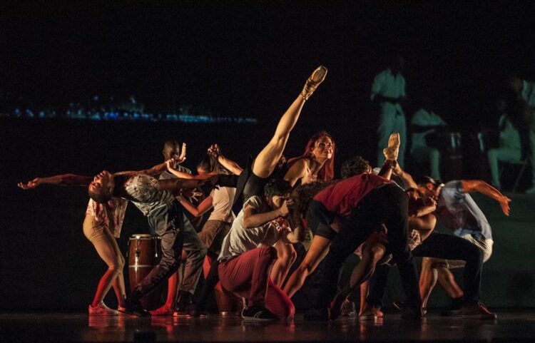 “De punta a cabo”, de Acosta Danza. Foto: Yuris Nórido.