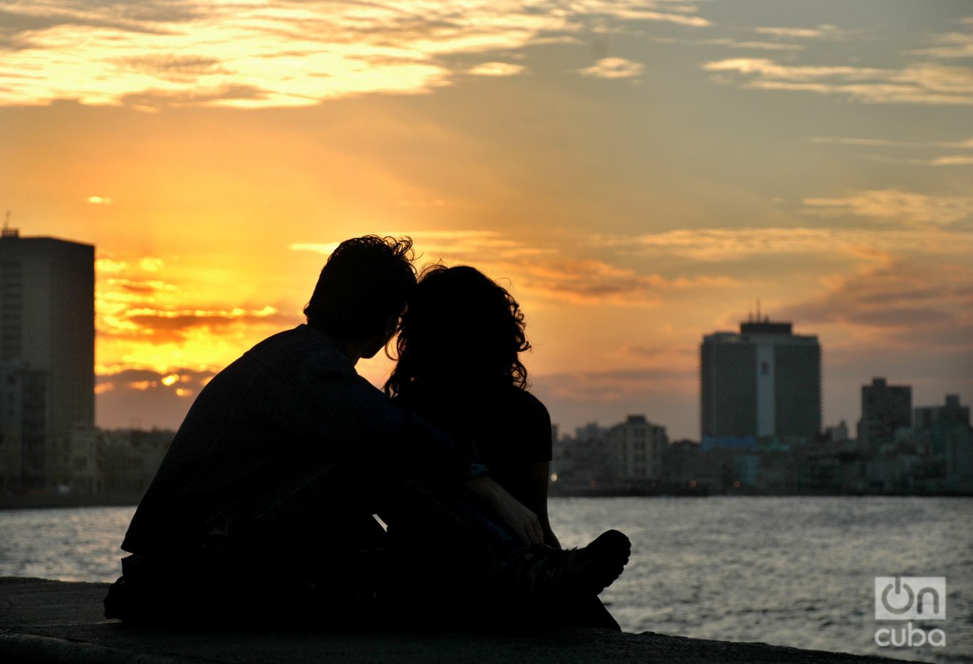 No hay mejor regalo para los enamorados que un atardecer en el Malecón de La Habana. Foto: Kaloian.