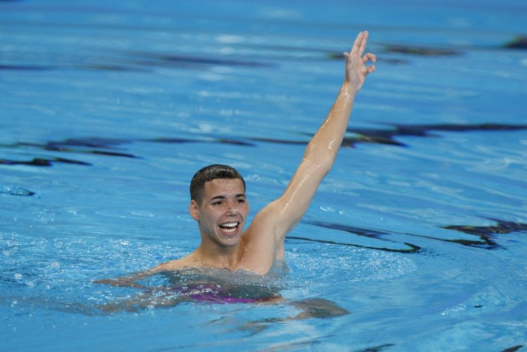 Andy Manuel Ávila González en la prueba de natación artística, en Doha 2024. Foto: MOHAMED MESSARA/EFE/EPA.